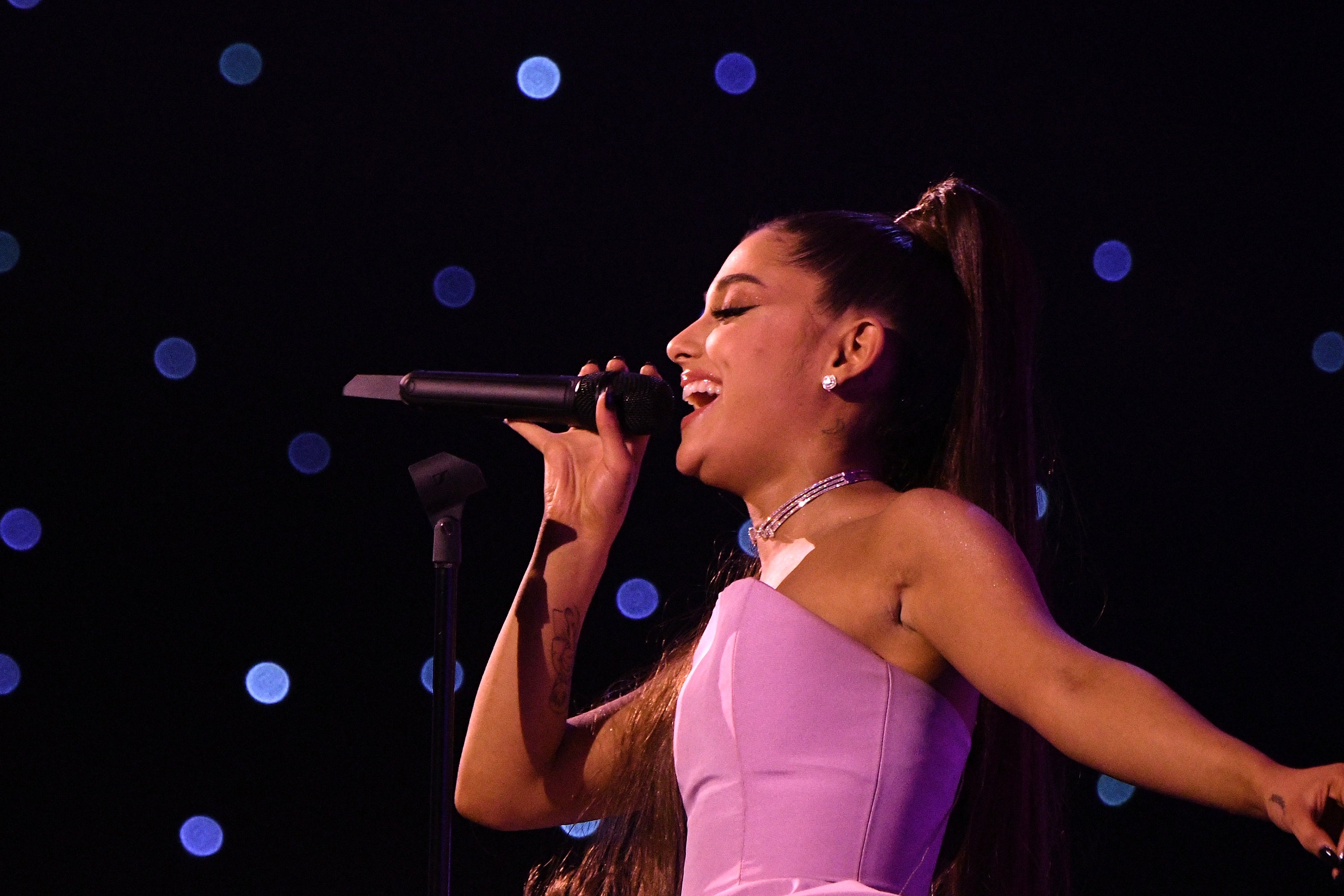 Ariana Grande dice que tuvo que ir a terapia por ‘The Voice’