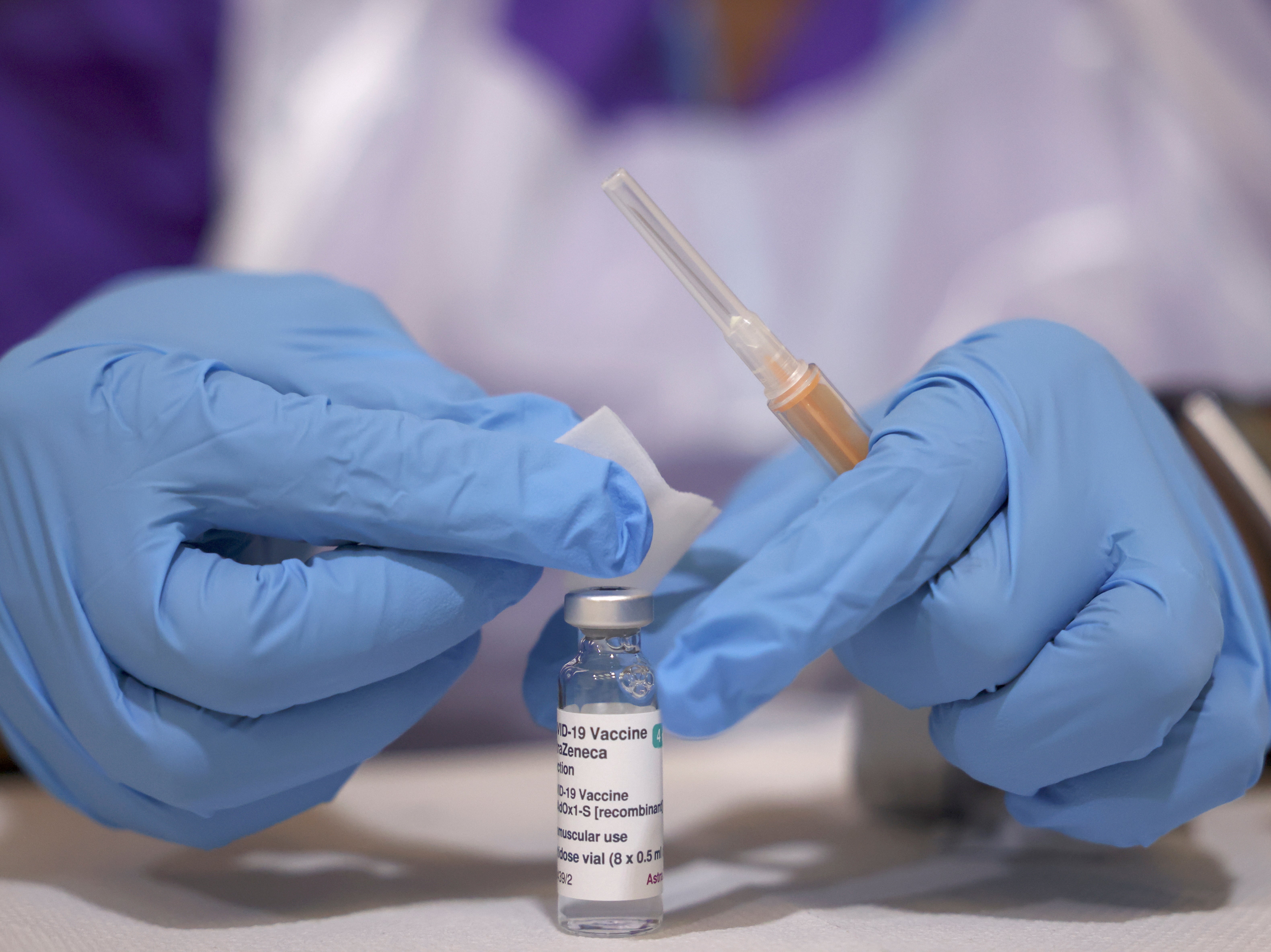 Afirman que Rusia robó la vacuna AstraZeneca para desarrollar la Sputnik V