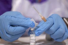 Afirman que Rusia robó la vacuna AstraZeneca para desarrollar la Sputnik V