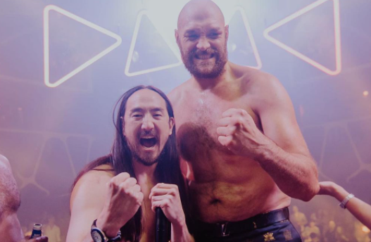 Tyson Fury festeja en Las Vegas después de vencer a Deontay Wilder