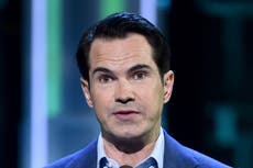 Jimmy Carr se enfurece con alborotador, que es retirado por la fuerza del show: “Sácalo del maldito edificio”