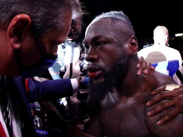 <p>El Bombardero de Bronce asistió al Centro Médico Universitario inmediatamente después de la pelea, sufriendo una fractura en la mano.</p>