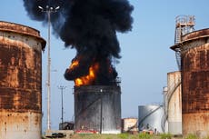 Un enorme incendio arde en instalación petrolera de Líbano