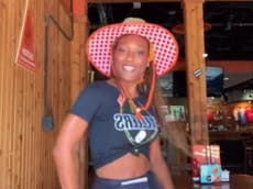 Trabajadora de Hooters critica en un video viral a la cadena por pagarle solo dos dólares por hora
