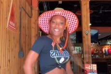 Trabajadora de Hooters critica en un video viral a la cadena por pagarle solo dos dólares por hora