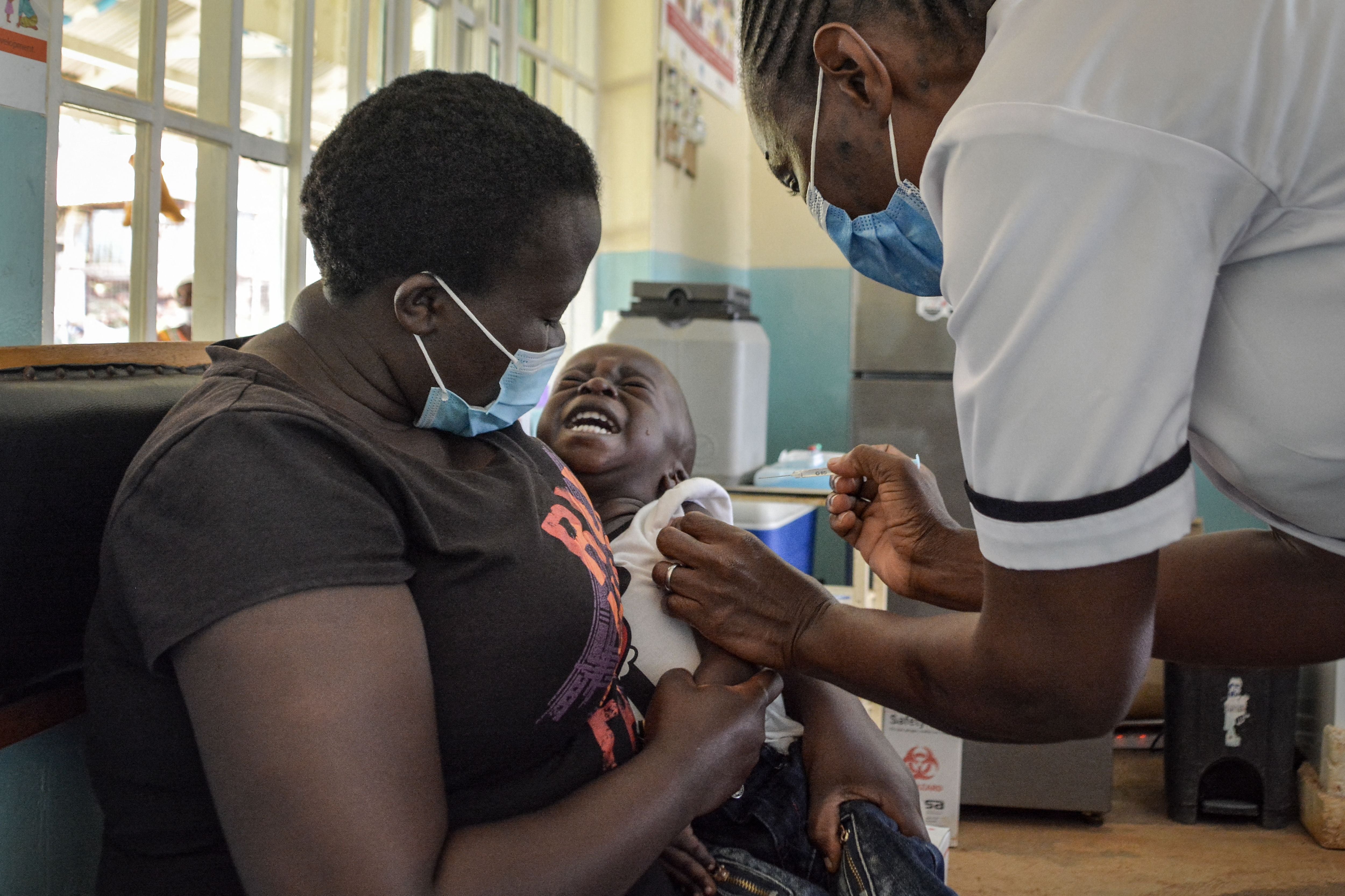 Un niño recibe una vacuna contra la malaria en el hospital del subcondado de Yala, en Yala, Kenia