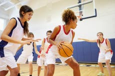 La menstruación y la poca confianza en sí mismas impiden a más de un tercio de las chicas disfrutar del deporte, según un estudio
