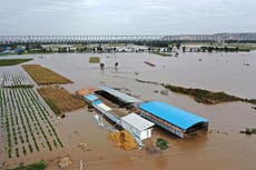 China: Un autobús es arrastrado y millones de personas son desplazadas por inundaciones mortales