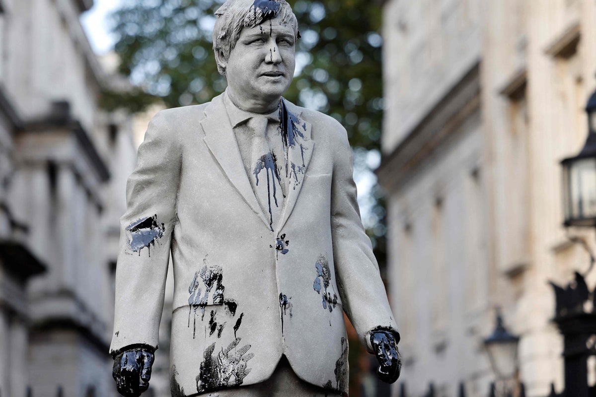 Greenpeace bloquea Downing Street con estatua de Boris Johnson cubierta ...
