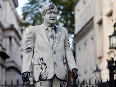 Greenpeace bloquea Downing Street con estatua de Boris Johnson cubierta de aceite