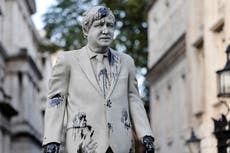 Greenpeace bloquea Downing Street con estatua de Boris Johnson cubierta de aceite