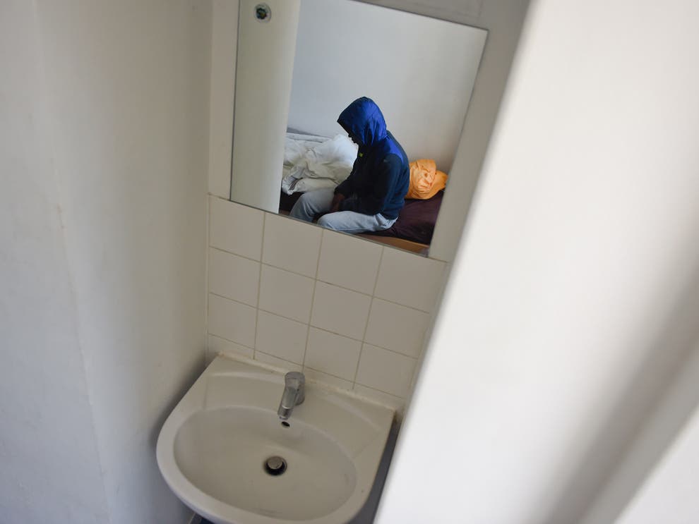 Niños encerrados en celdas por 23 horas al día, a pesar de que los inspectores consideran que la política es “inaceptable”