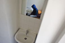 Niños encerrados en celdas por 23 horas al día, a pesar de que los inspectores consideran que la política es “inaceptable”