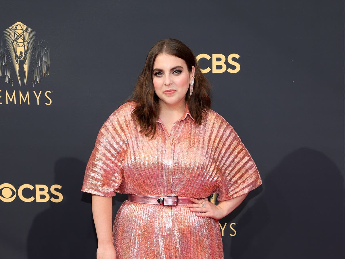 Beanie Feldstein se sincera sobre el dolor por la muerte inesperada de su hermano mayor Jordan