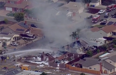 Avión se estrella contra una casa en San Diego y la envuelve en llamas, dos personas resultan heridas