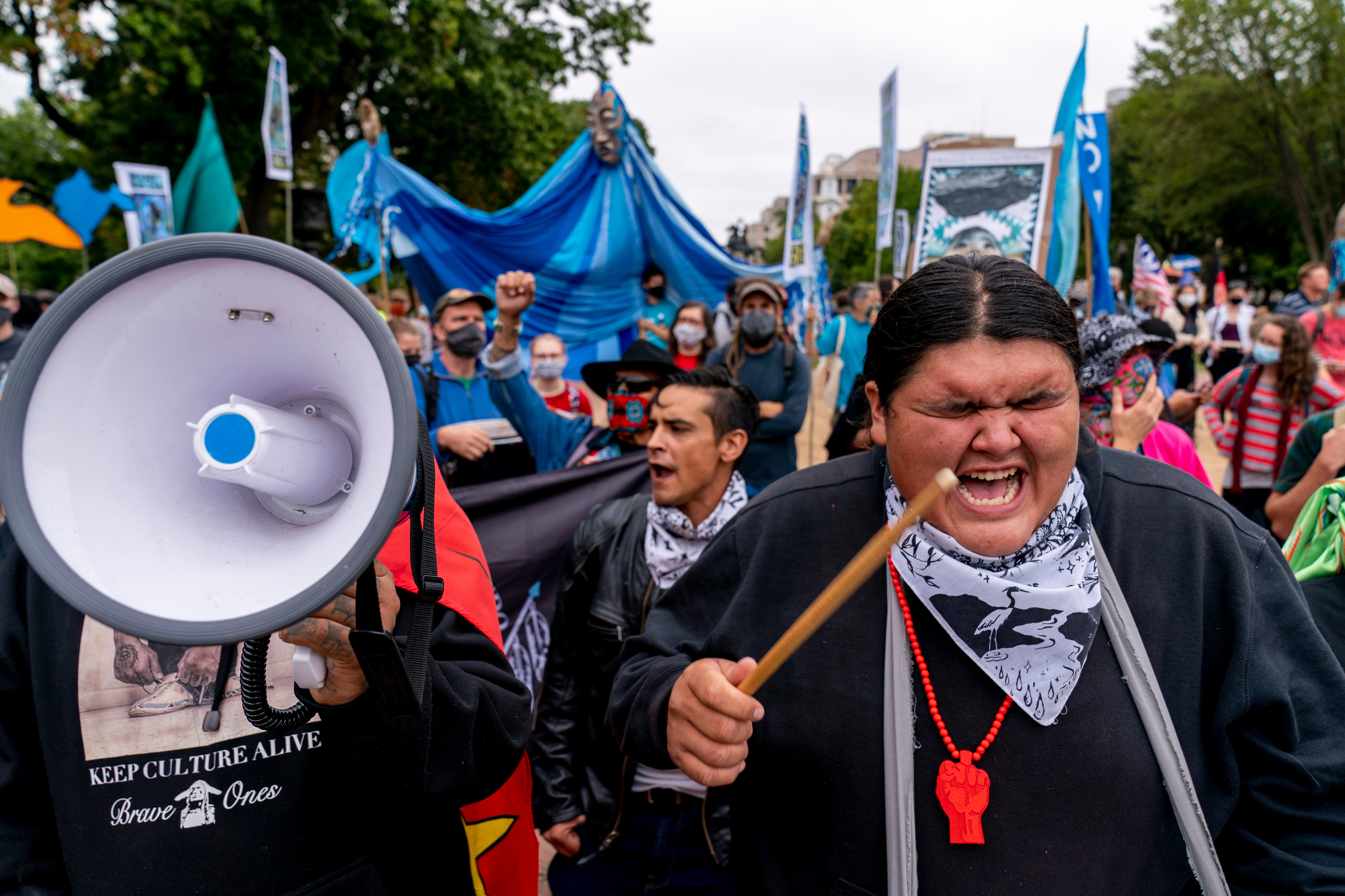 Activistas indígenas lideran protestas en Washington DC para exigir que Biden declare la emergencia climática