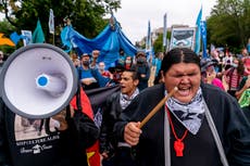Activistas indígenas lideran protestas en Washington DC para exigir que Biden declare la emergencia climática