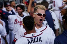 Pederson jonronea y Bravos toman ventaja 2-1 ante Milwaukee