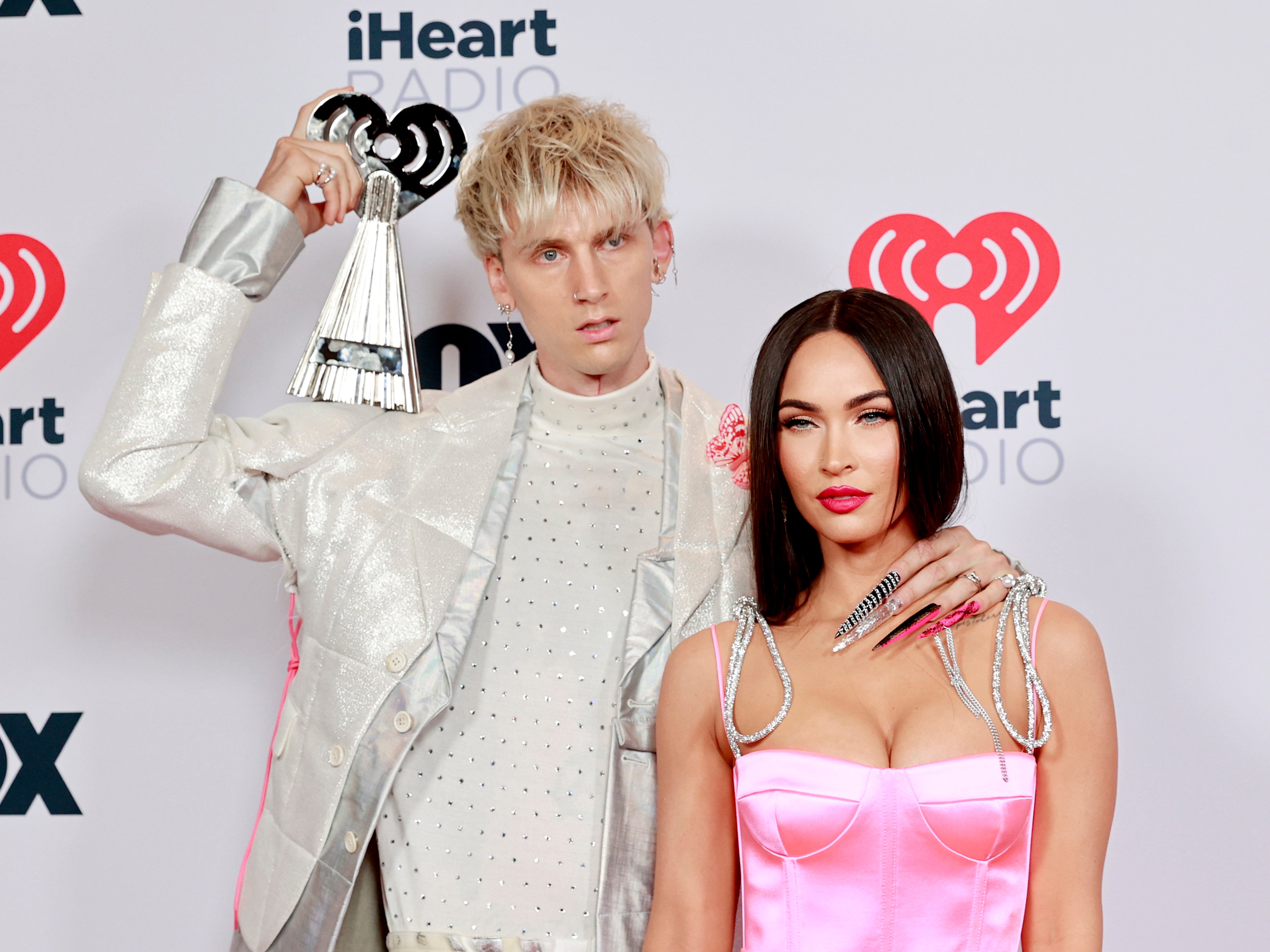 Megan Fox revela que Machine Gun Kelly le dijo “soy marihuana” durante su extraño primer encuentro