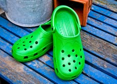 Informe de John Lewis revela incremento en las ventas de Crocs durante el confinamiento