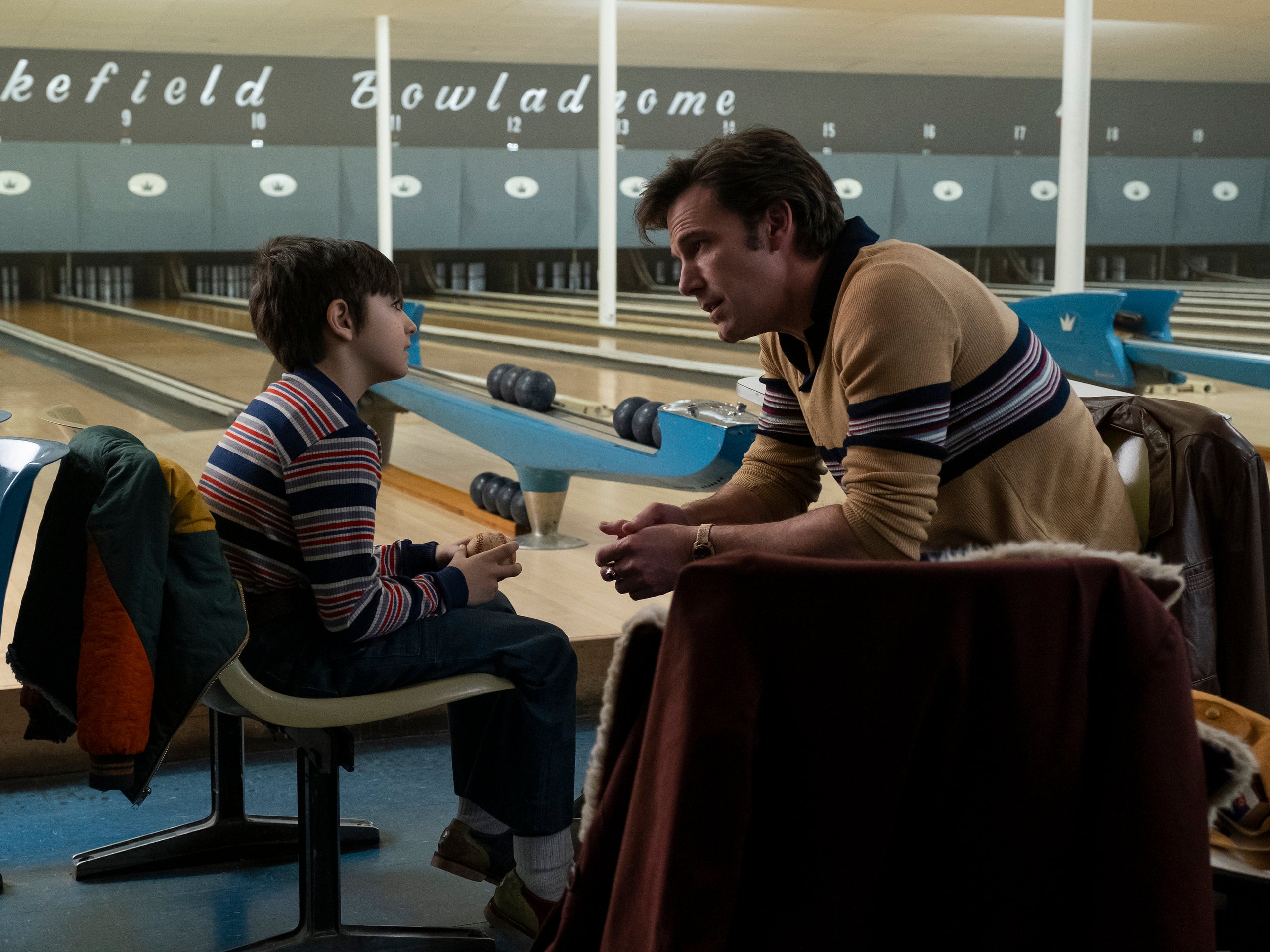 Crítica de The Tender Bar: George Clooney cuenta una historia sin complicaciones pero íntima