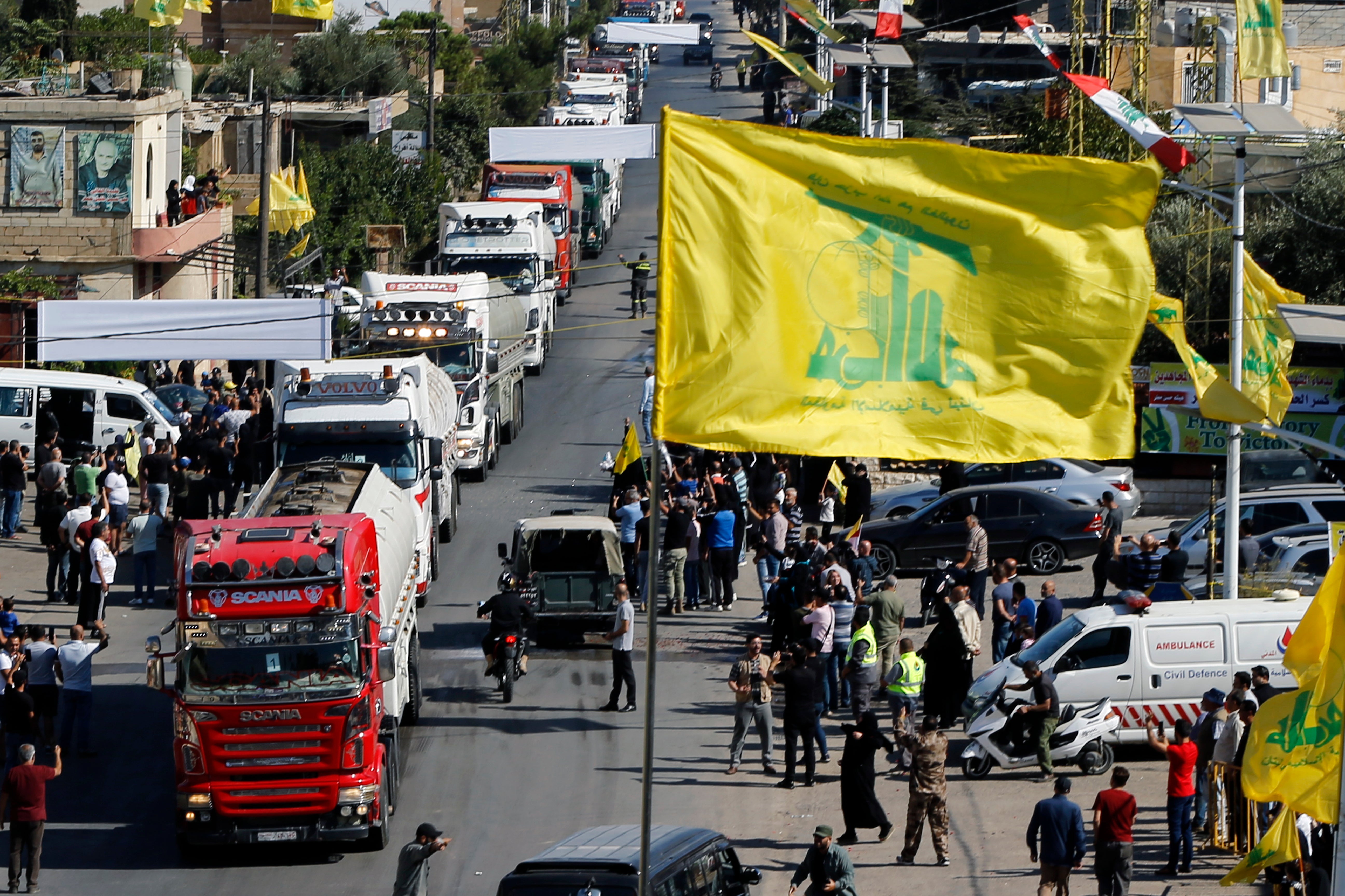 Un convoy de camiones transportando diésel a través de la frontera entre Siria y Líbano
