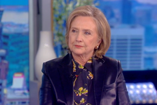 Hillary Clinton predice la decisión de Trump para 2024 mientras califica al Partido Republicano de “culto”