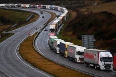 Atasco en puerto británico aumenta problemas de suministros