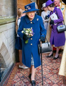 La reina Isabel II usa bastón en la Abadía de Westminster