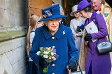 La reina Isabel II usa bastón en la Abadía de Westminster