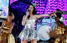 Trajes de BTS y vestido de Katy Perry a subasta benéfica