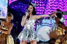 Trajes de BTS y vestido de Katy Perry a subasta benéfica