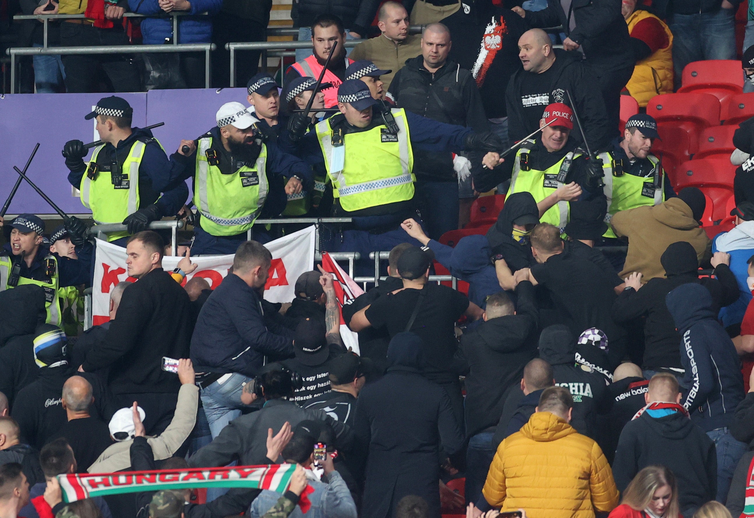 La policía choca con los hinchas húngaros en Wembley