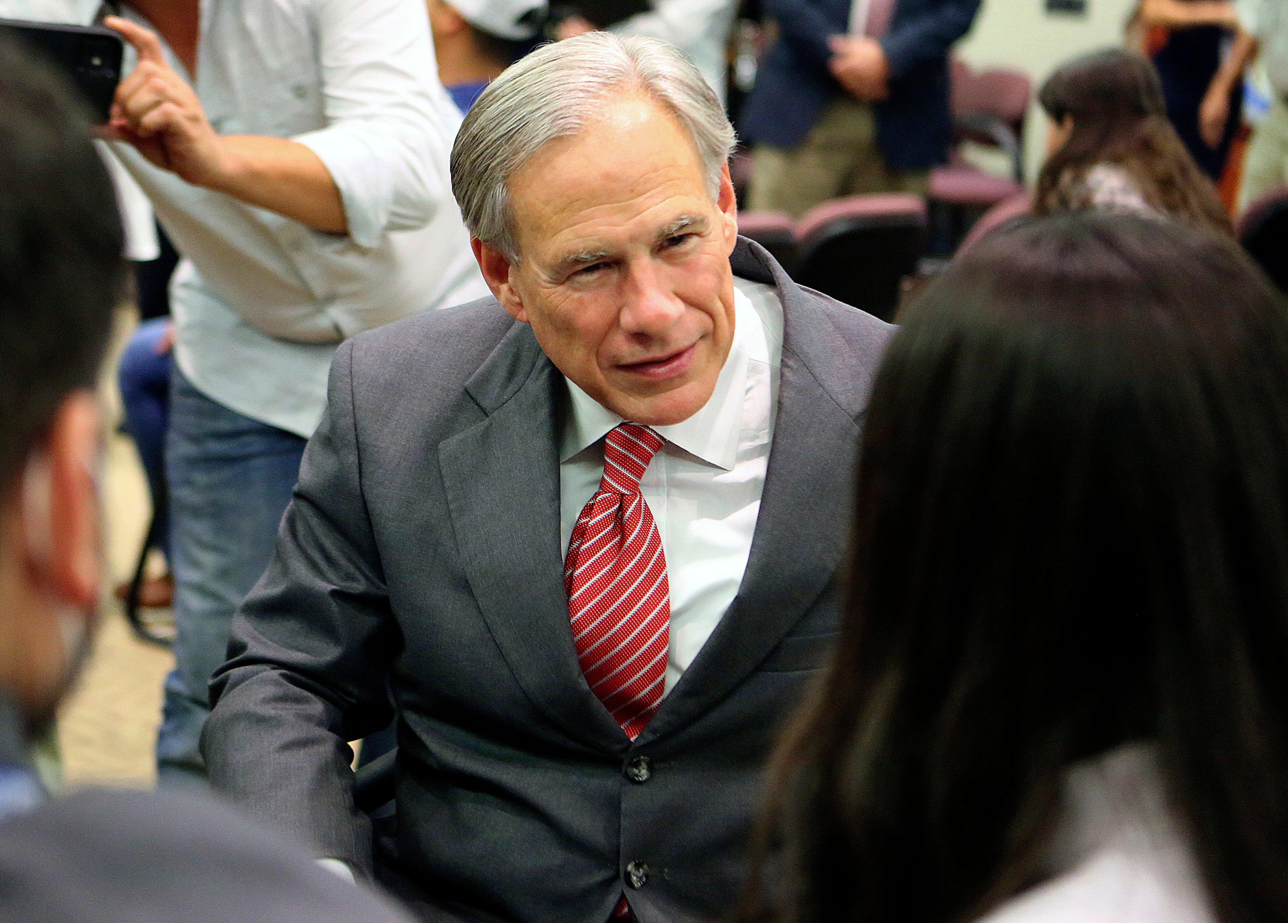 Greg Abbott es objeto de burlas por quejarse de que quizá tengamos que vacunarnos contra el COVID cada año