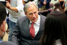 Greg Abbott es objeto de burlas por quejarse de que quizá tengamos que vacunarnos contra el COVID cada año