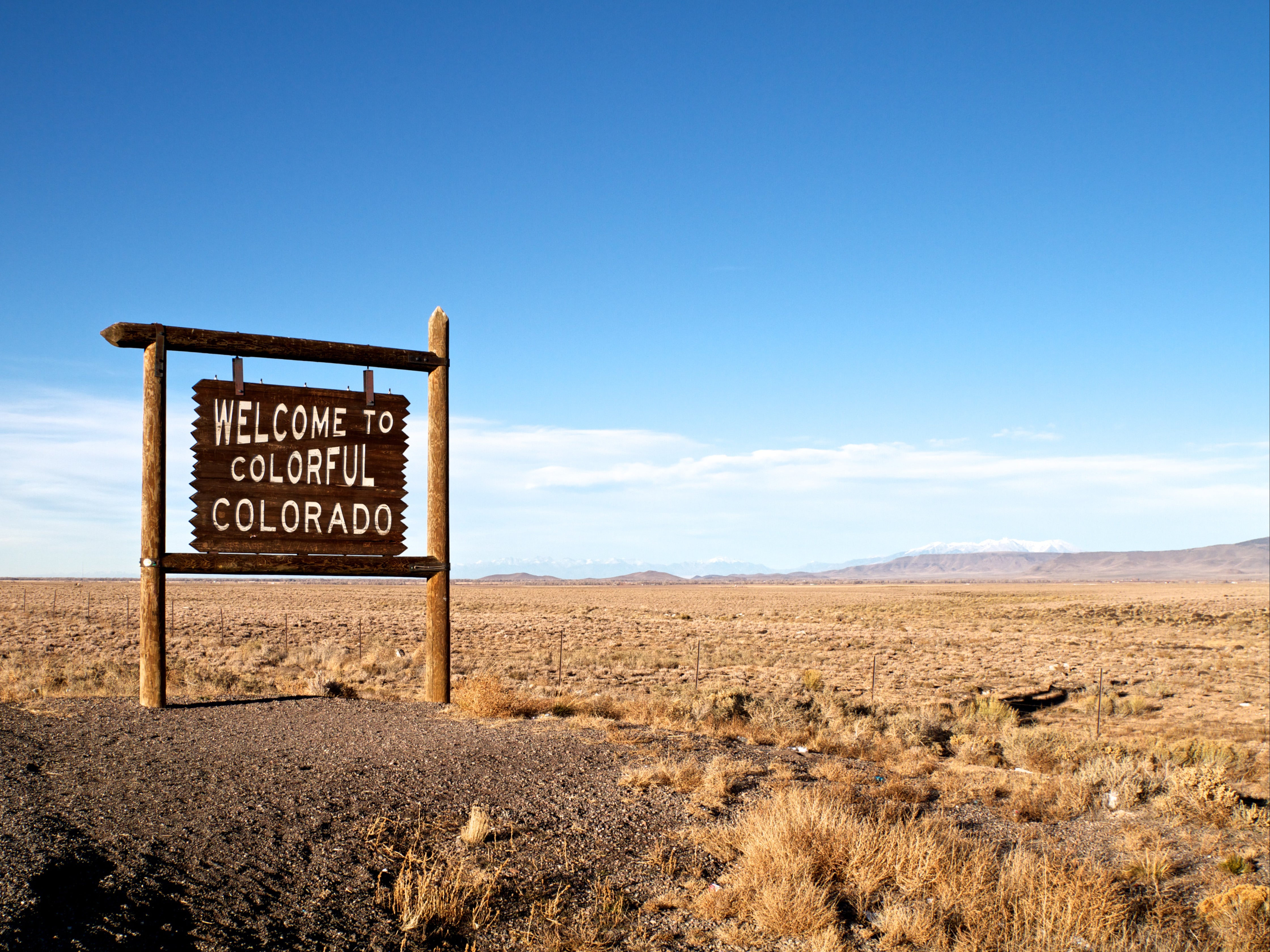 Gobernador de Colorado celebra no tener ataques de tiburones pese a no contar con salida al mar