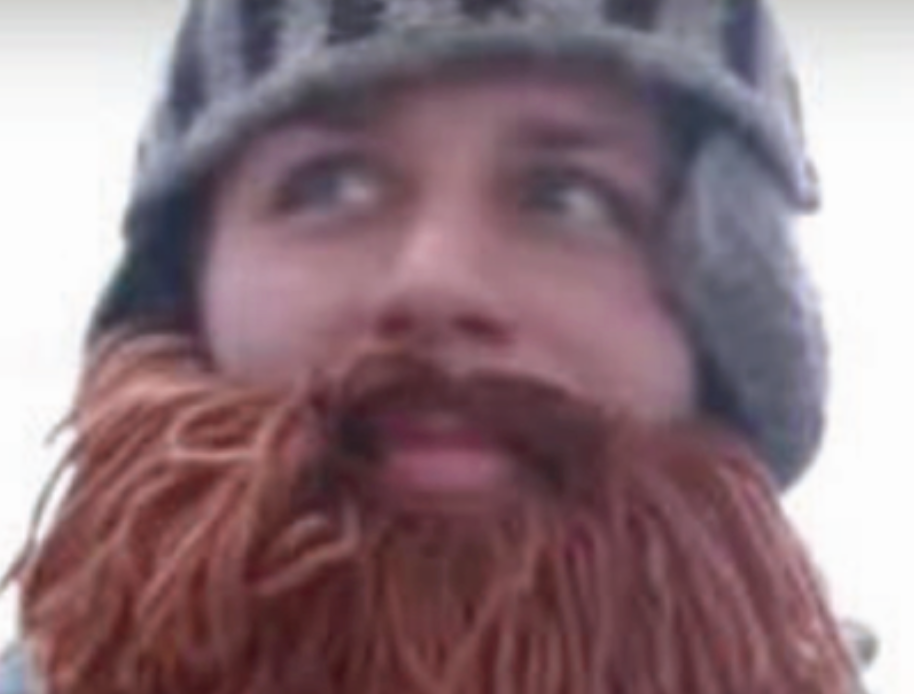 Amotinador del Capitolio se representa a sí mismo y accidentalmente confiesa a más crímenes