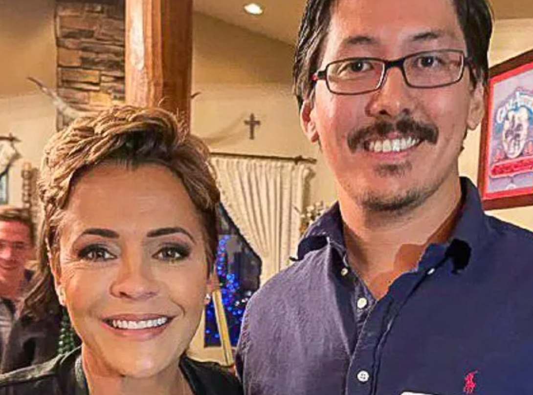 Candidata republicana a gobernadora de Arizona cena con el principal líder de QAnon