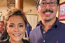 Candidata republicana a gobernadora de Arizona cena con el principal líder de QAnon
