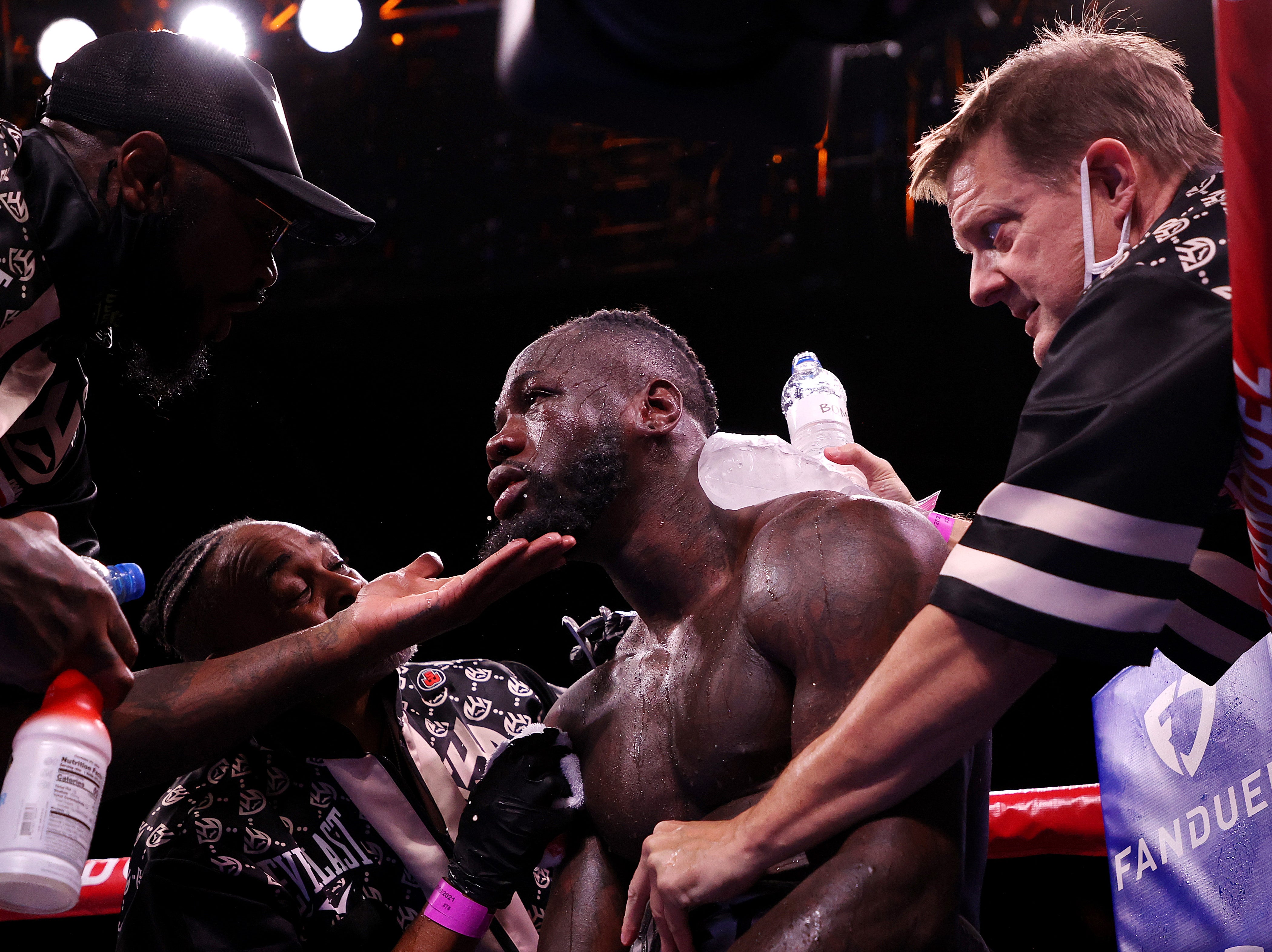 Deontay Wilder buscaría regresar en la primavera de 2022 ante Anthony Joshua tras caer contra Tyson Fury