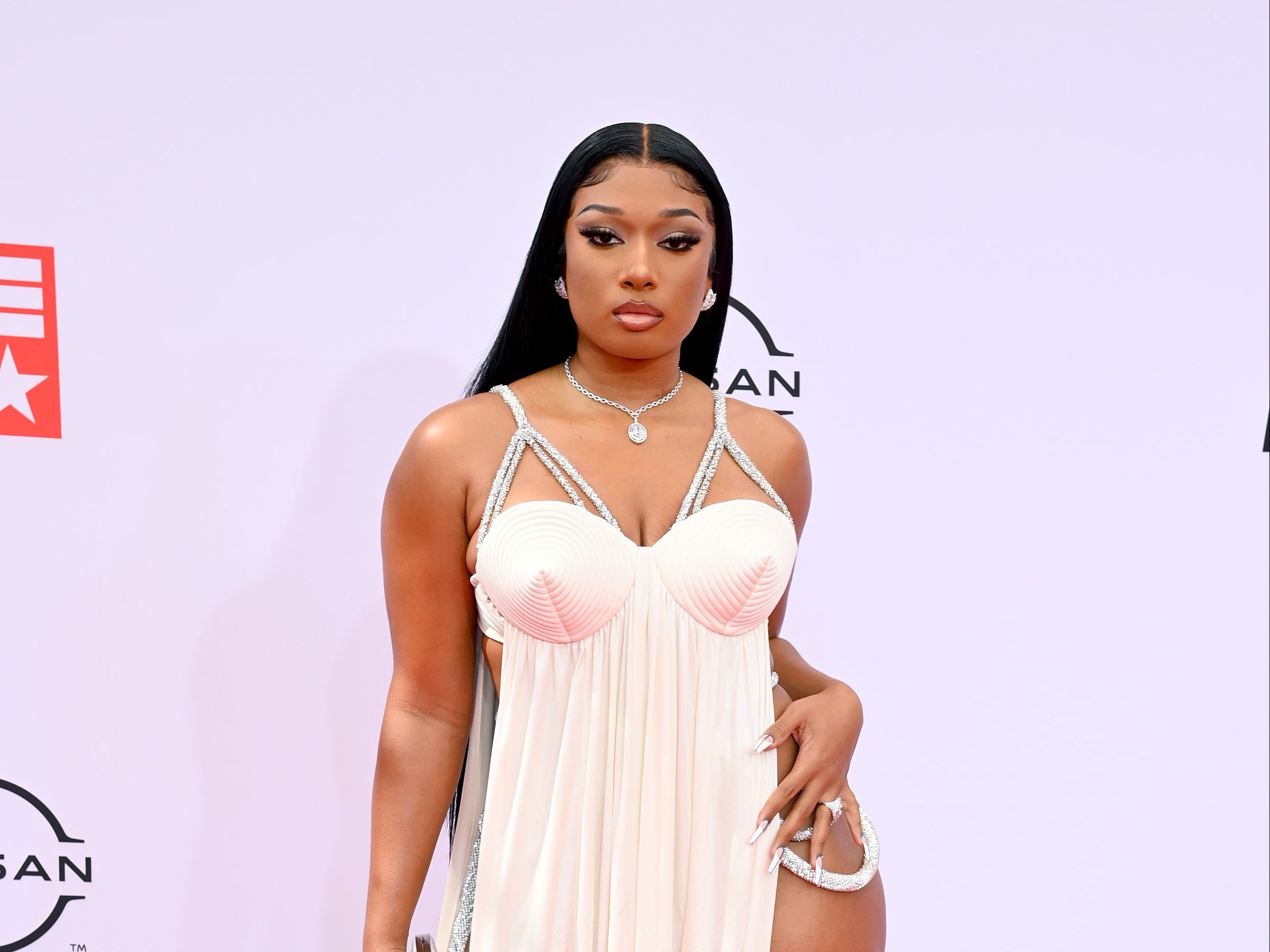 Megan Thee Stallion habla sobre buscar terapia tras la muerte de sus padres: “está bien pedir ayuda”