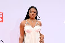 Megan Thee Stallion habla sobre buscar terapia tras la muerte de sus padres: “está bien pedir ayuda”