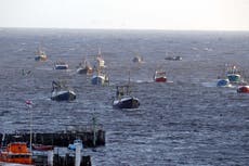 Pescadores franceses advierten que bloqueos del Reino Unido afectarían suministros navideños