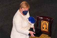 Reducir emisiones será “un trabajo muy duro”, dice Merkel
