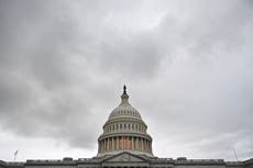Oficial de policía del Capitolio es atacado por mujer que sostenía un bate de béisbol