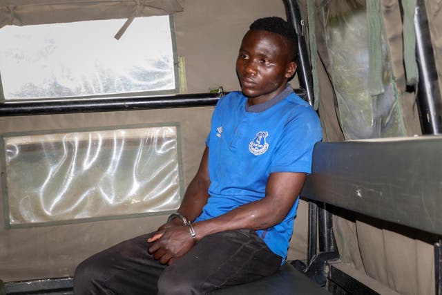 Masten Wanjala se sentó en la parte trasera de un camión de la policía que estaba siendo llevado por la policía para identificar la ubicación de los restos de la presunta víctima.