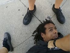 Oficial de policía acusado pues video parece mostrarlo pisoteando cabeza de afroamericano
