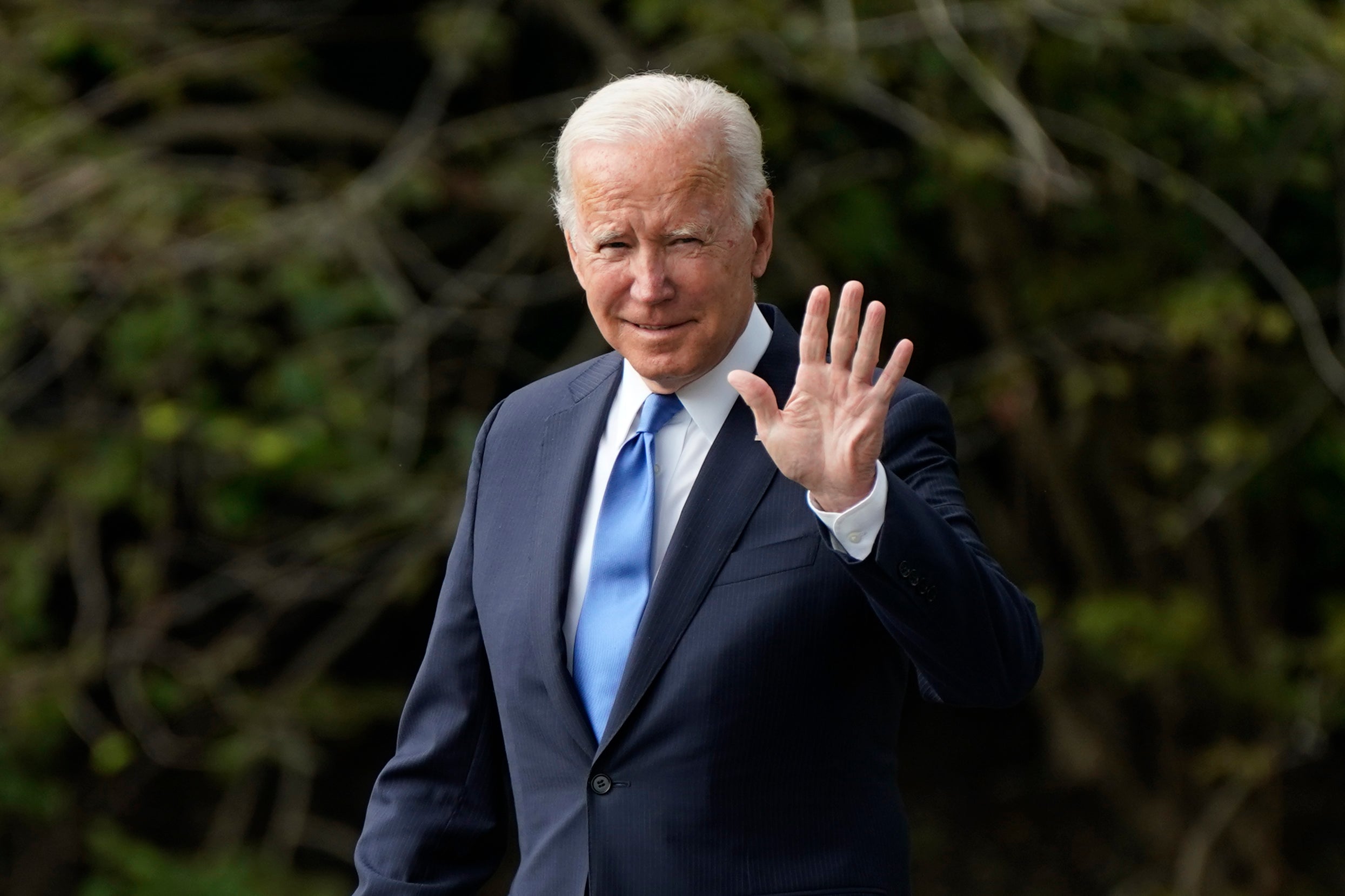 Biden se dirige a Europa para la COP26, habiendo evitado por poco la vergüenza