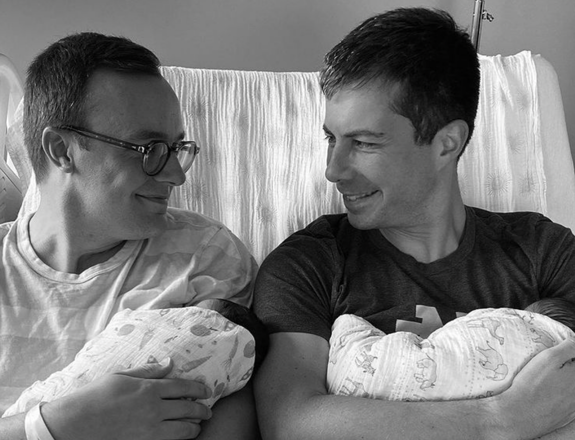 Tucker Carlson enfrenta reacción violenta por comentarios homofóbicos sobre licencia de paternidad de Pete Buttigieg