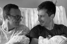 Tucker Carlson enfrenta reacción violenta por comentarios homofóbicos sobre licencia de paternidad de Pete Buttigieg